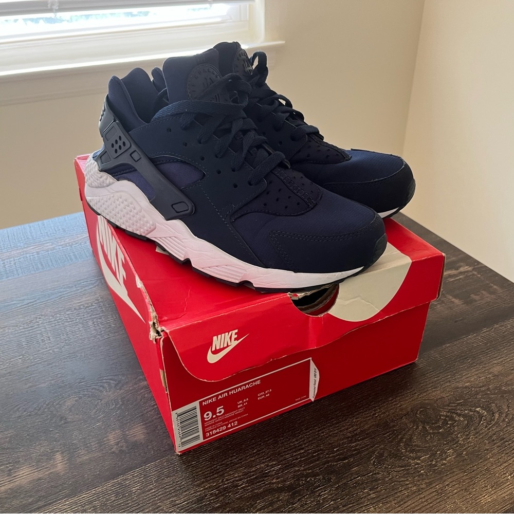 Navy Blue Nike Huaraches. Slightly used but in great condition. Mens size 9-1/2